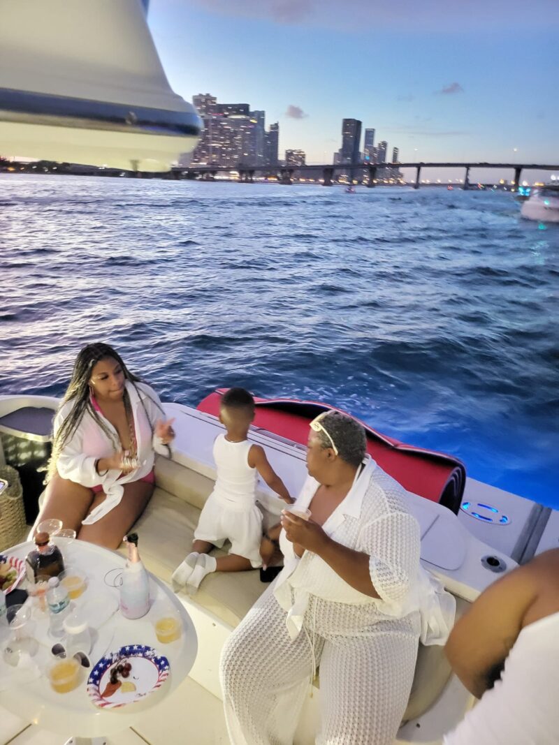 54FT Sea Ray Flybridge available in Miami with 2 JET SKIS INCLUDES for one hrs. - Image 9